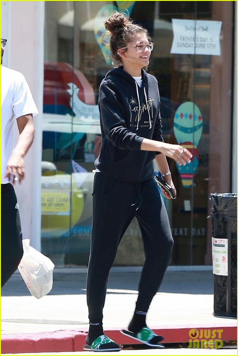 zendaya is all smiles while shopping with her assistant darnell appling 024102274
