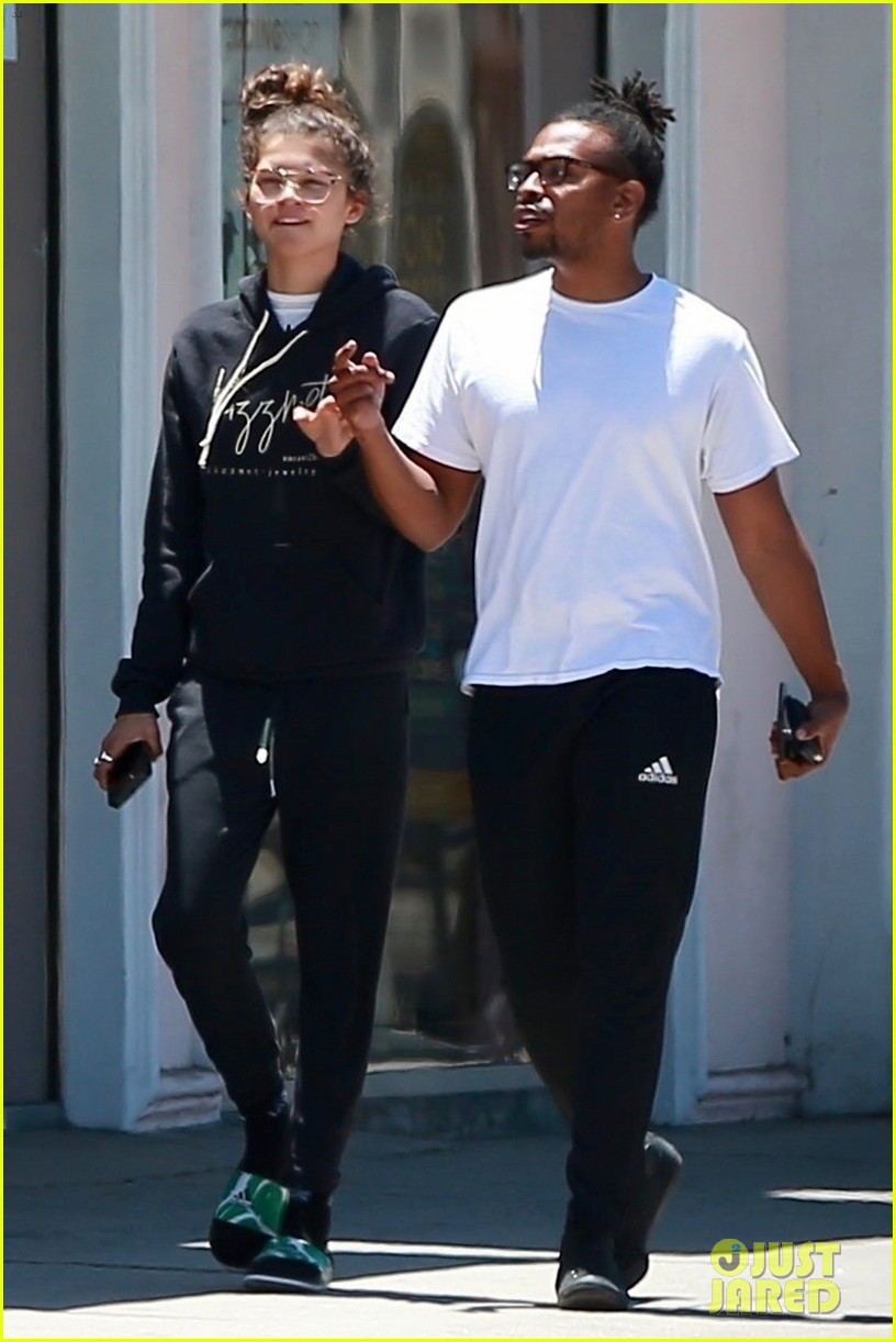 zendaya is all smiles while shopping with her assistant darnell appling 124102284