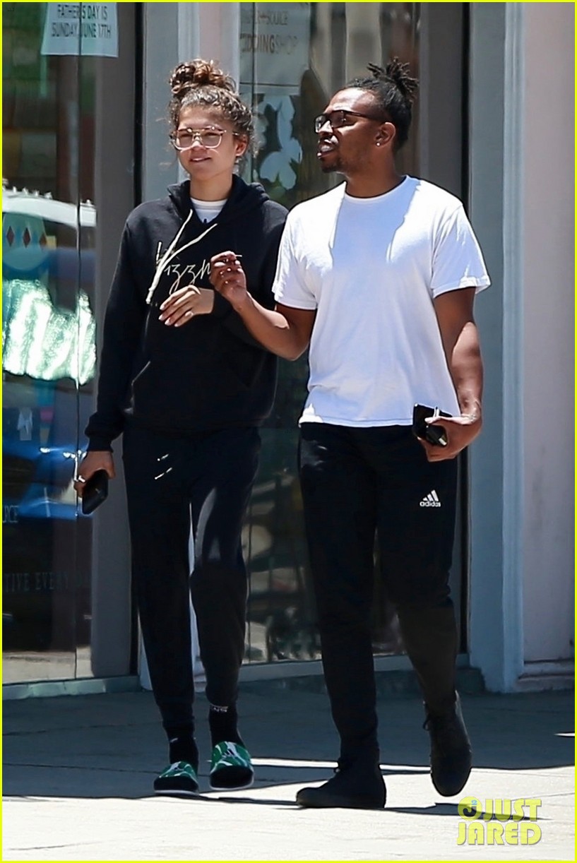 zendaya is all smiles while shopping with her assistant darnell appling 154102287