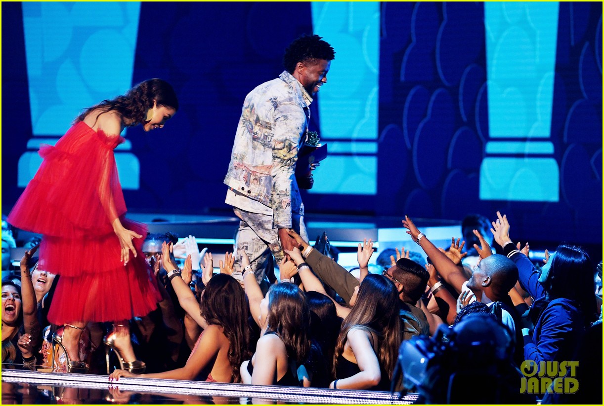 zendaya presents chadwick boseman with best performance in a movie at mtv movie tv awards 04