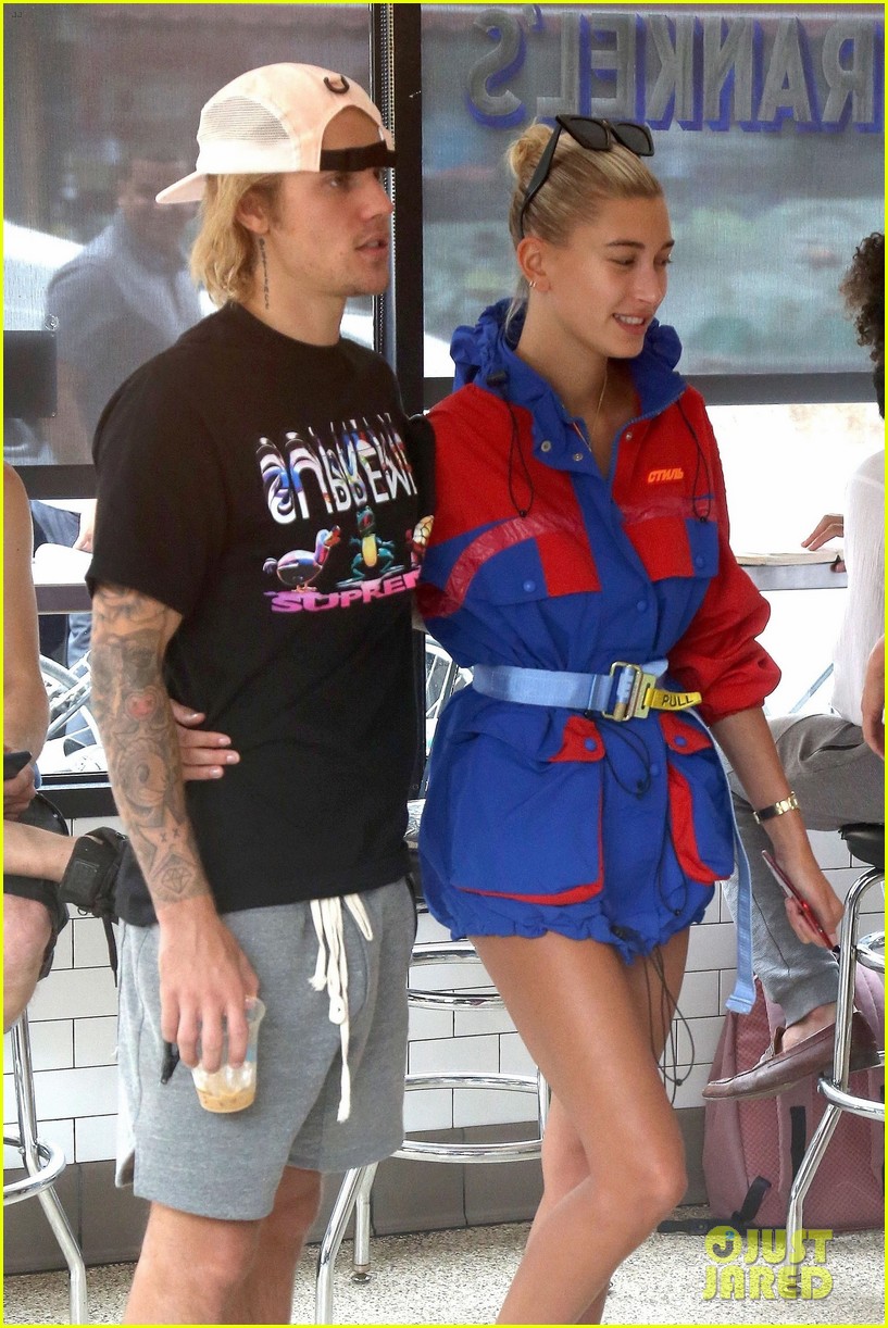 Justin Bieber & Hailey Baldwin Cuddle Up During a Deli Date! Photo