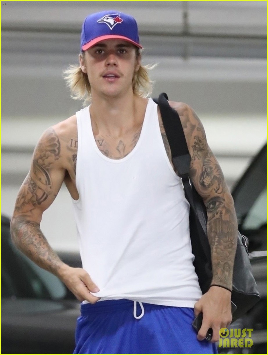 justin bieber flaunts his arm muscles during solo breakfast run 044117675