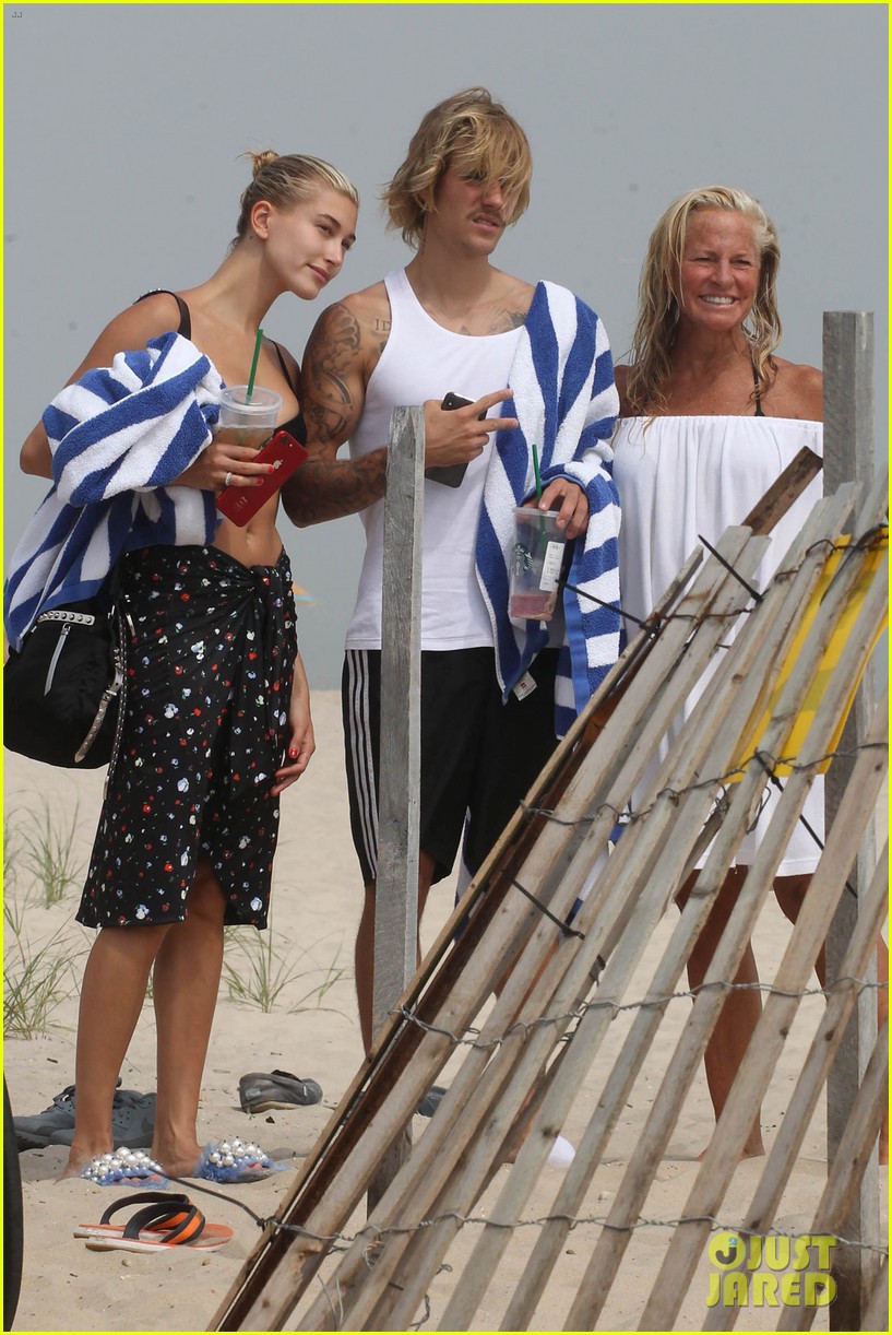 Justin Bieber & Hailey Baldwin Enjoy a Picnic on the Beach! Photo(00)