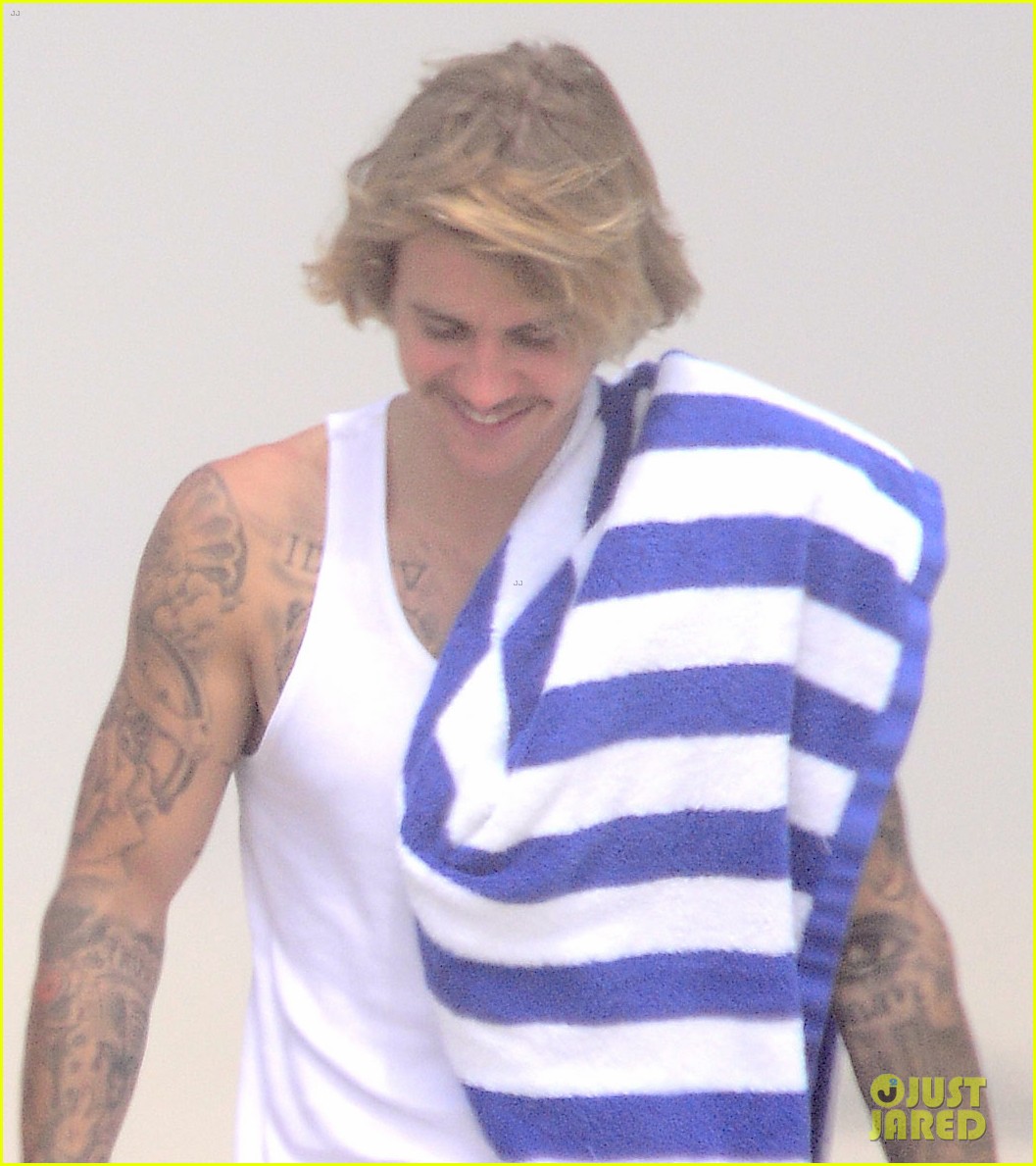 Justin Bieber & Hailey Baldwin Enjoy a Picnic on the Beach! Photo