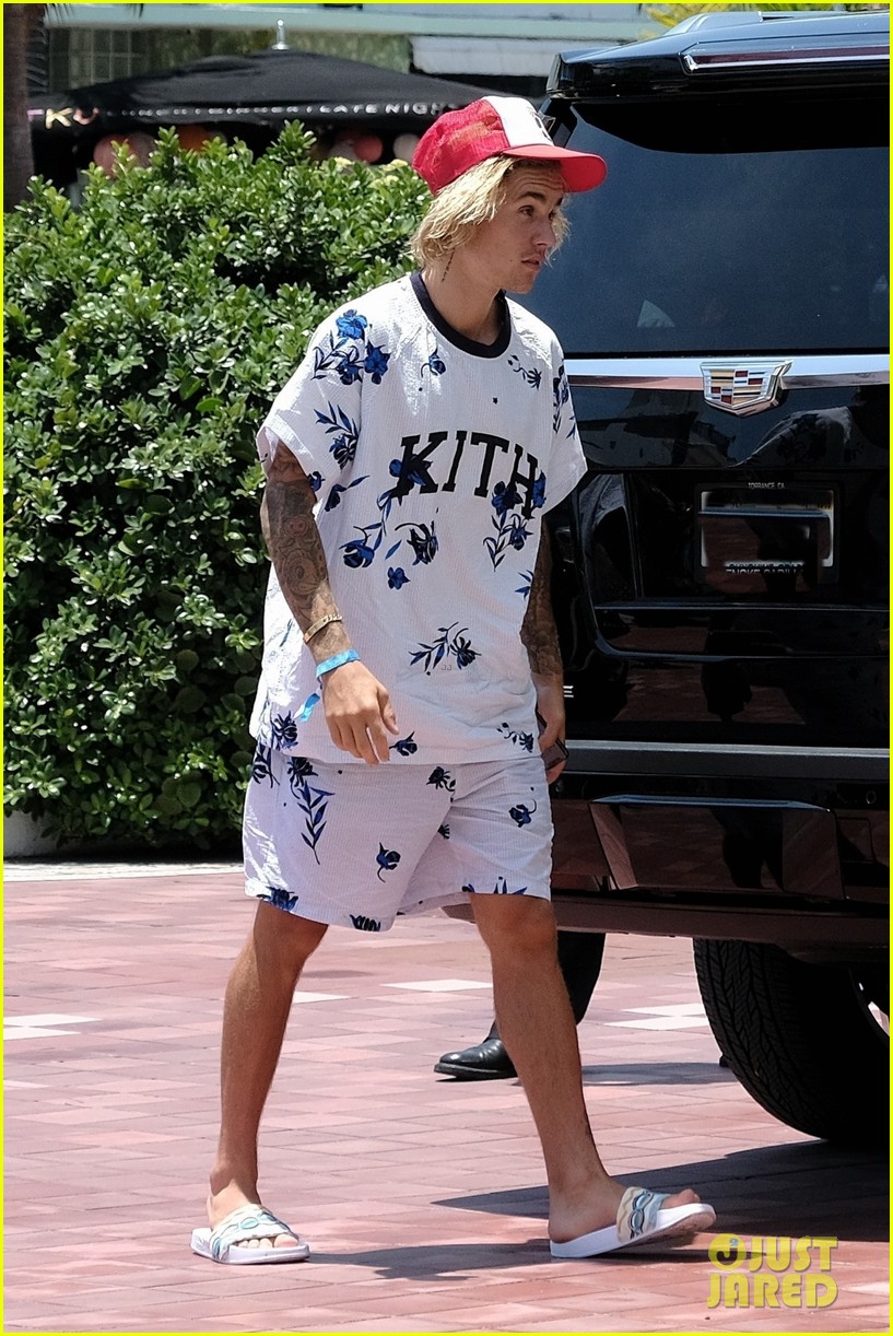 justin bieber shows off tattooed torso on vacation with hailey baldwin 434114527