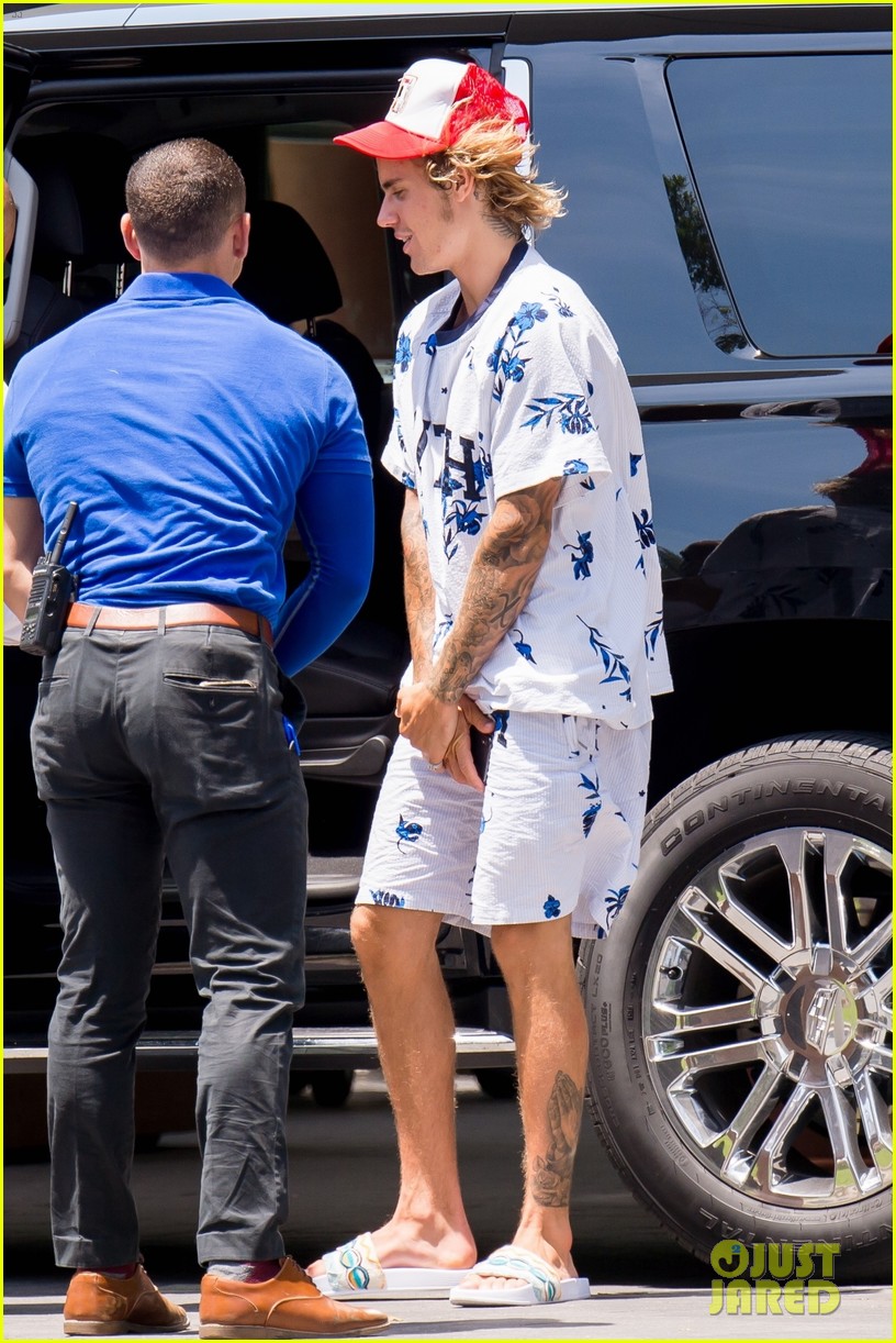 justin bieber shows off tattooed torso on vacation with hailey baldwin 634114547