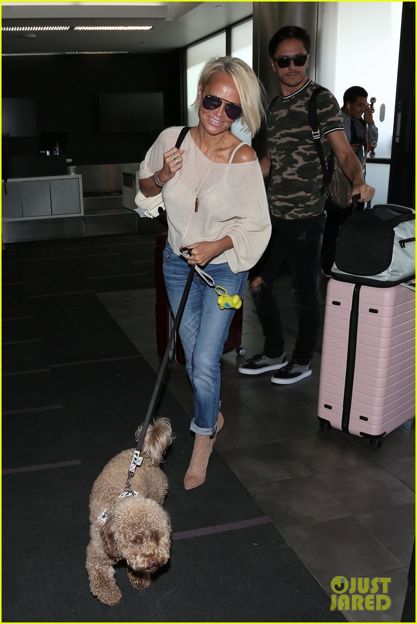 kristin chenoweth shows off new short haircut at the airport 034113913