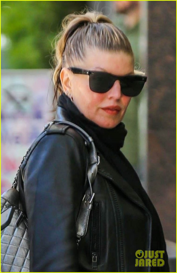 fergie spends the afternoon running errands in la 024110647
