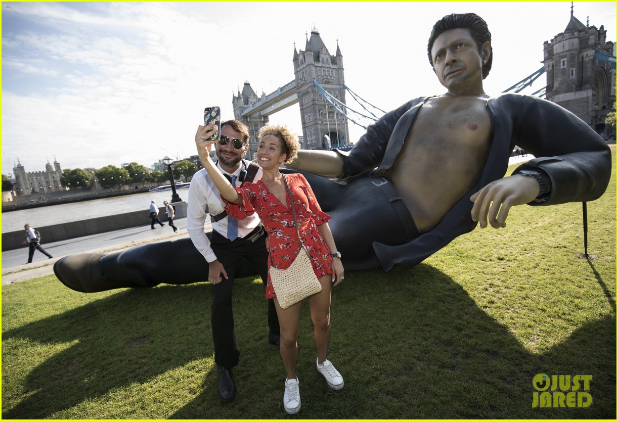 jeff goldblum huge statue in london 024116153