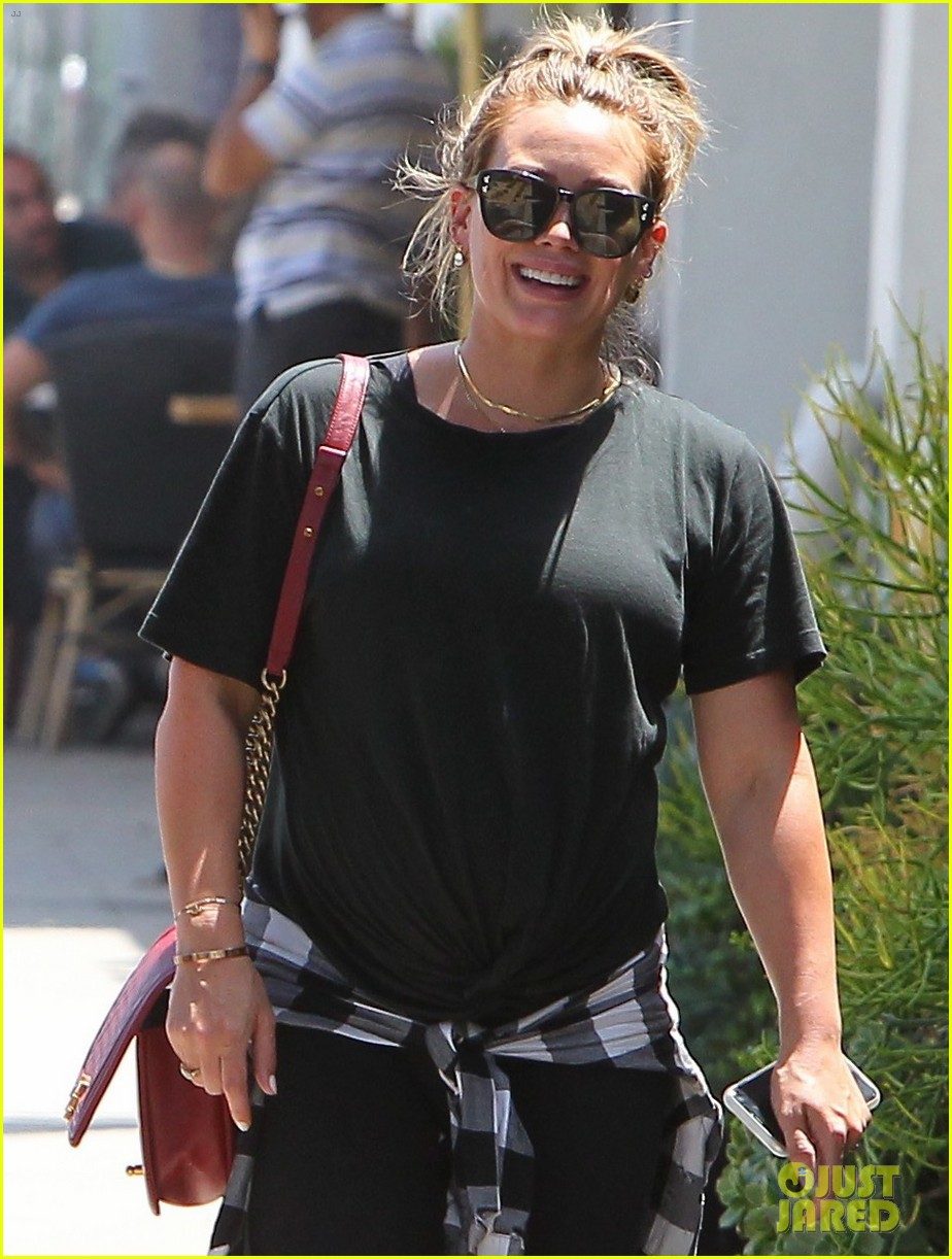 Pregnant Hilary Duff Grabs PostWorkout Lunch With A Gal Pal! Photo(01)