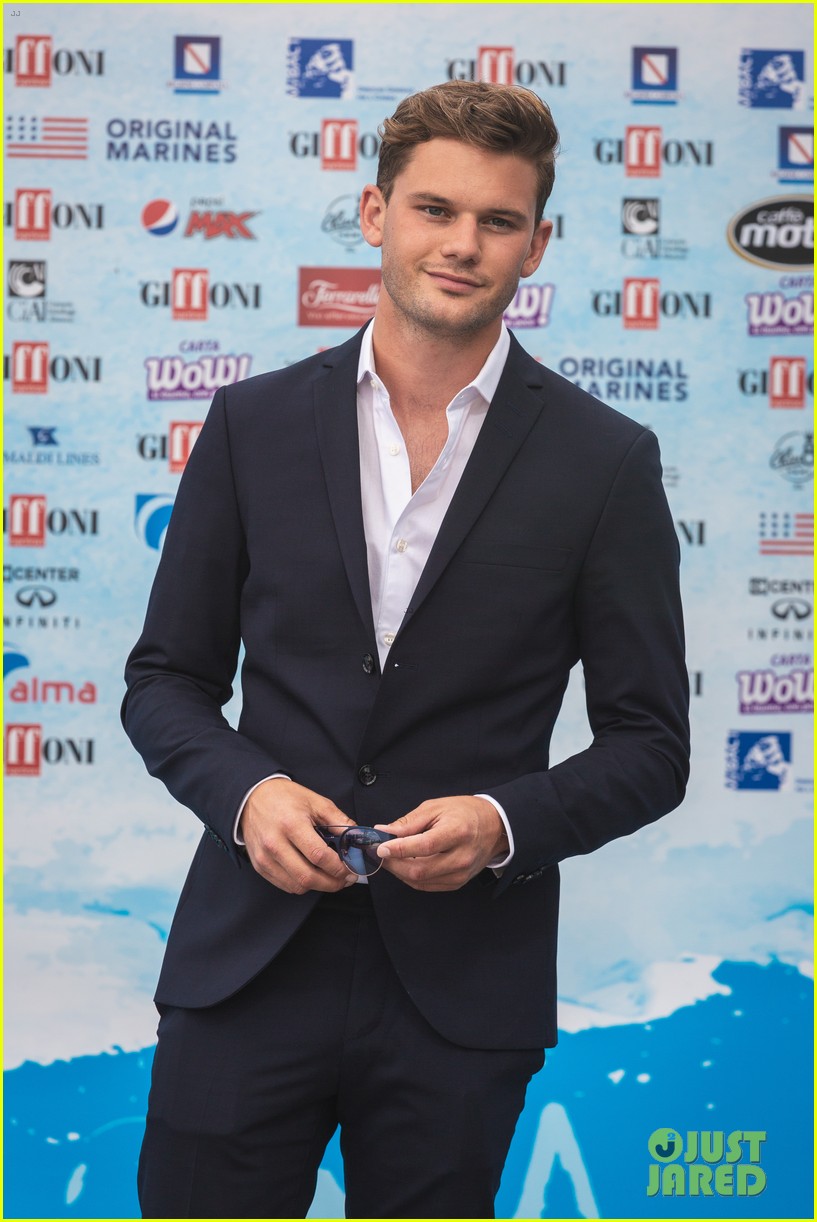 jeremy irvine says singing in mamma mia here we go again gave him stagefright 074120352