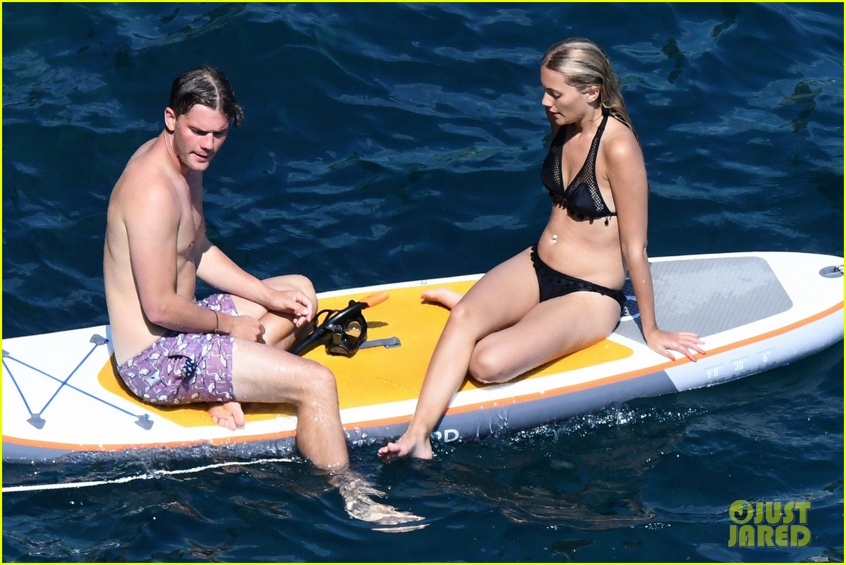 jeremy irvine and girlfrind jodie spencer hit the beach in positano 014121874