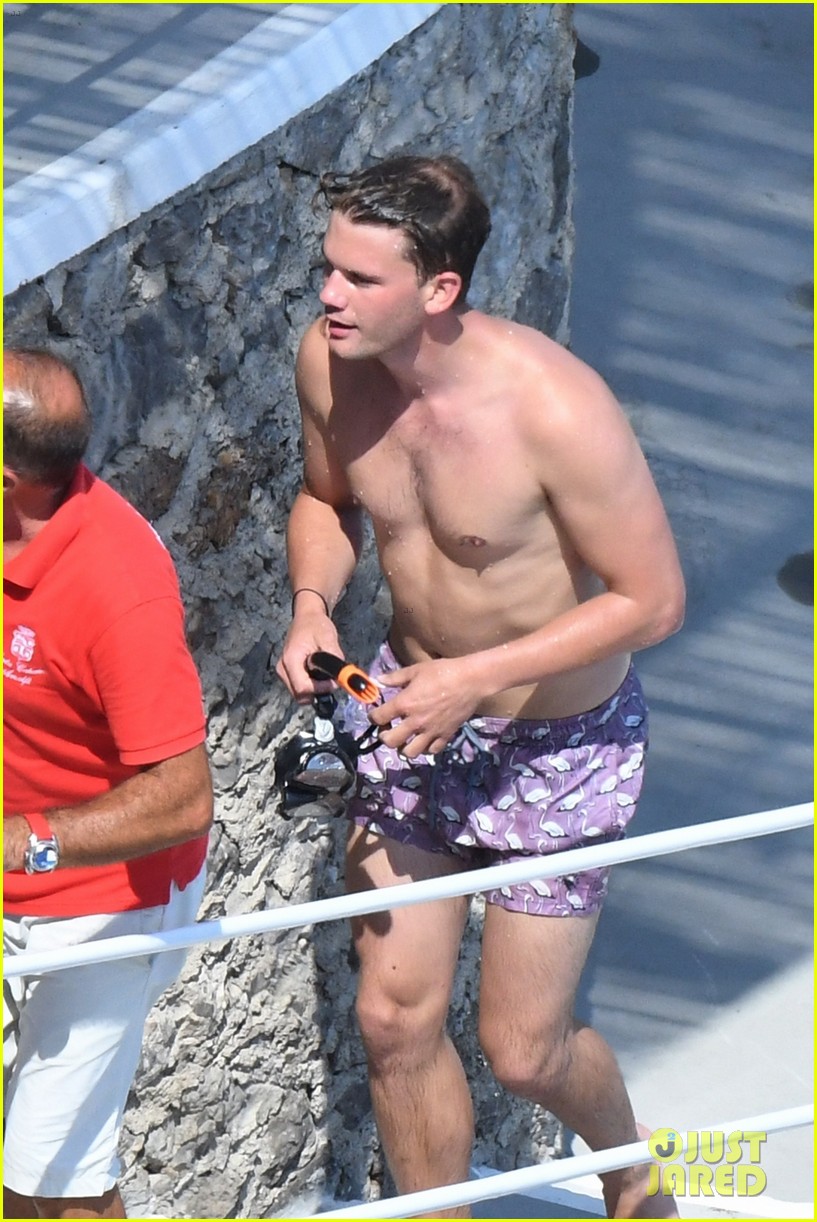 jeremy irvine and girlfrind jodie spencer hit the beach in positano 024121875