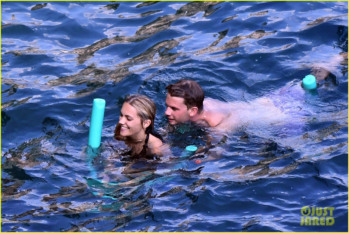 jeremy irvine and girlfrind jodie spencer hit the beach in positano 04
