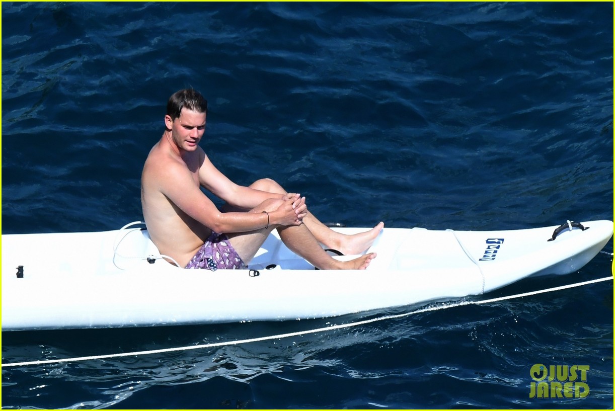 jeremy irvine and girlfrind jodie spencer hit the beach in positano 364121909