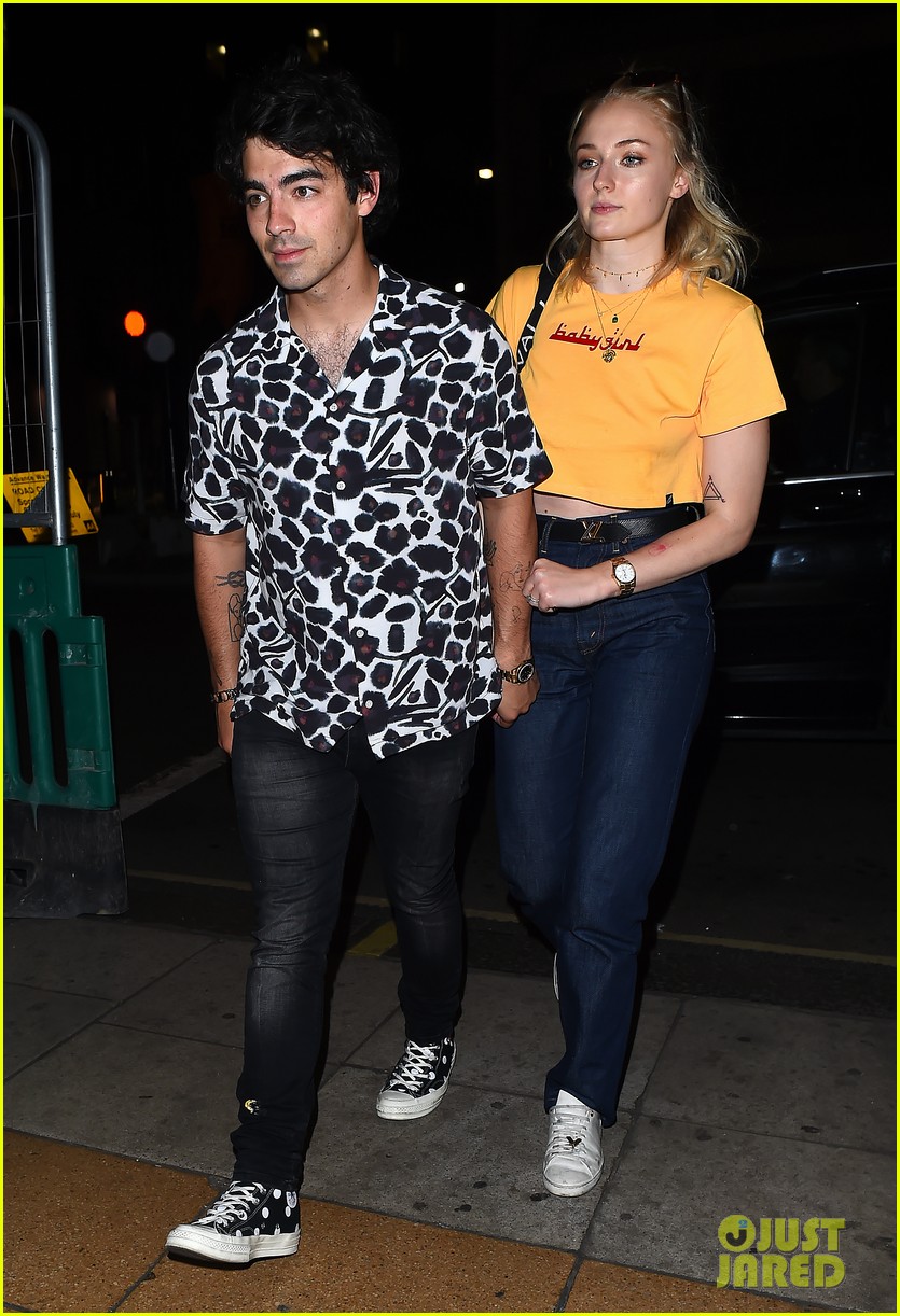 Nick & Joe Jonas Double Date With Priyanka Chopra & Sophie Turner(02)