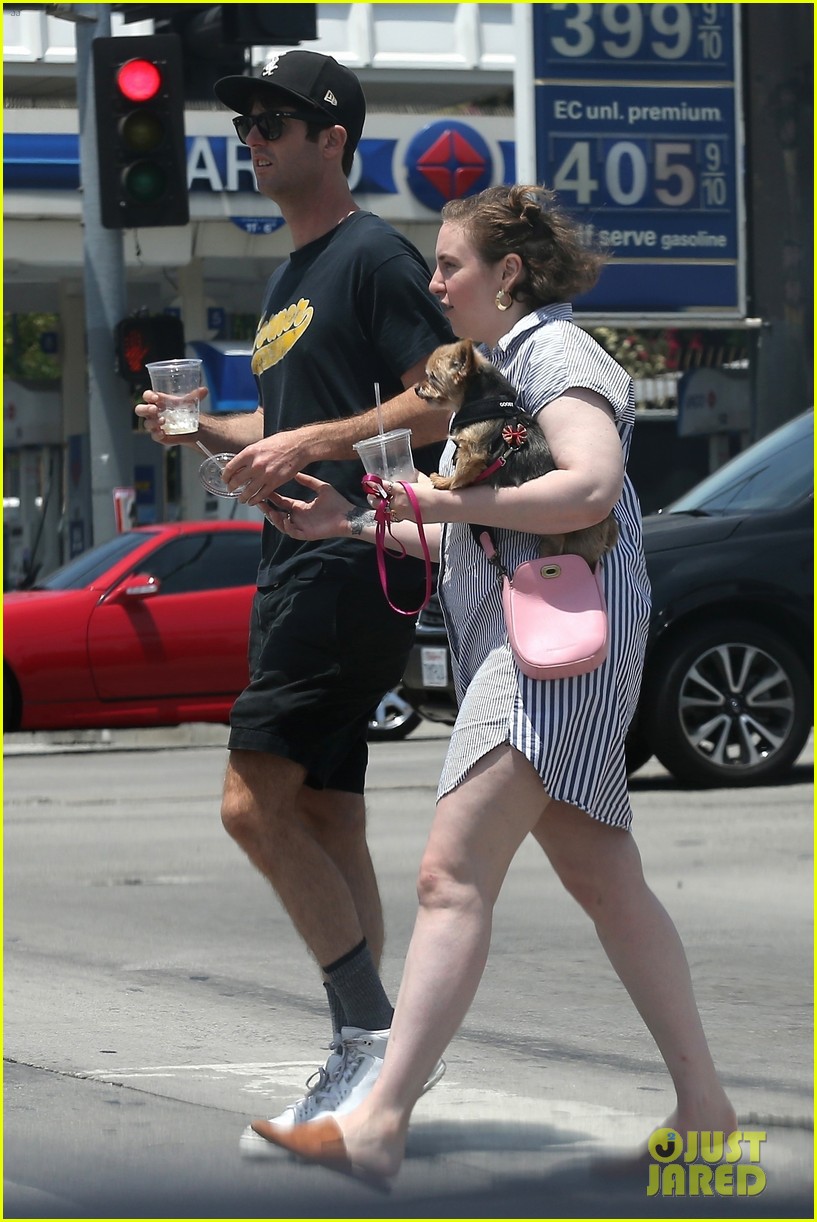 Lena Dunham Kisses Mystery Man in New Photos! Photo 4115760 Photos(01)