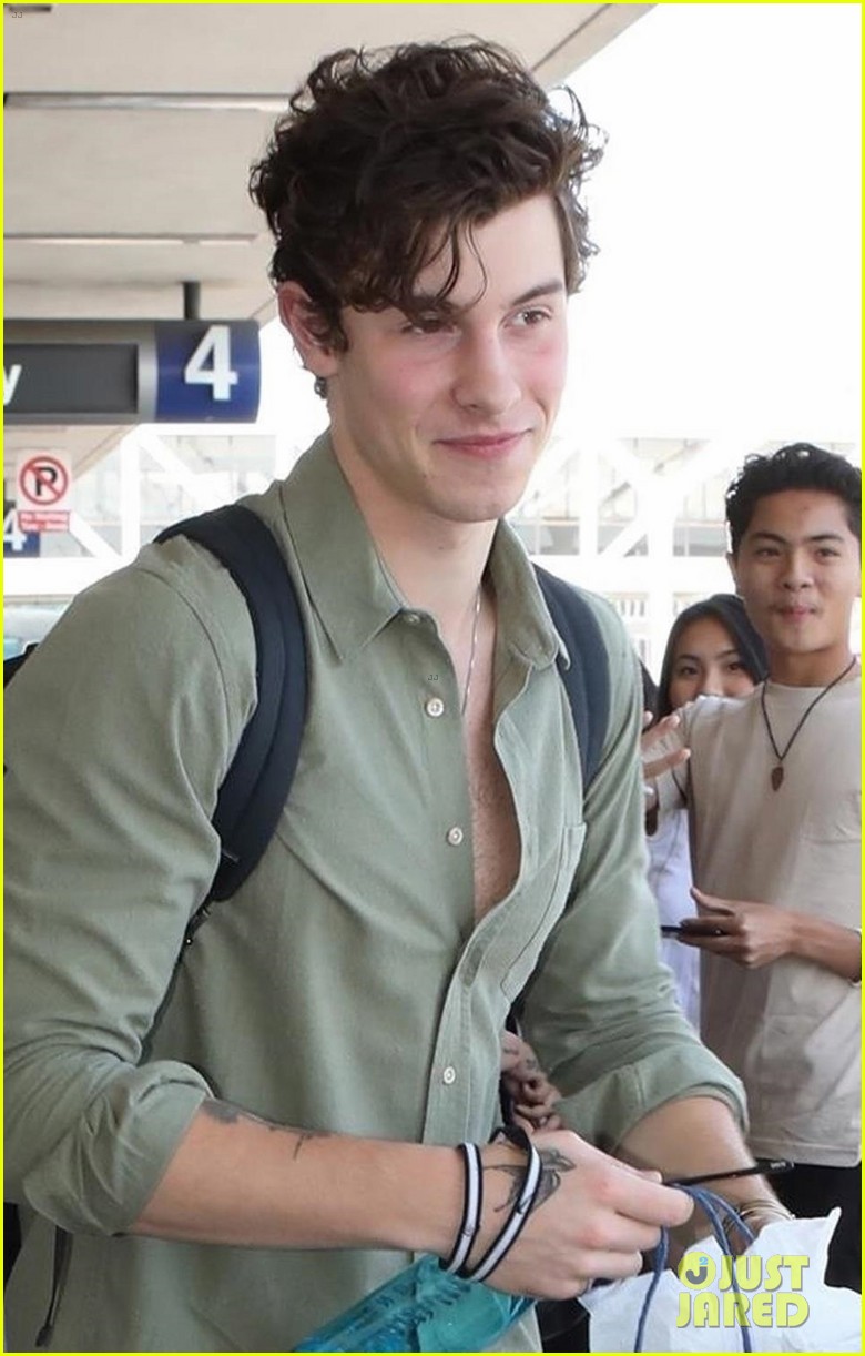 shawn mendes hangs out with fans ahead of flight out of lax 064120066
