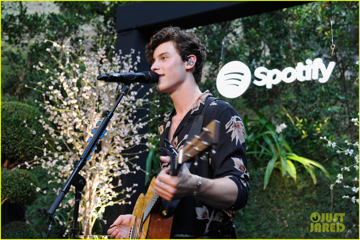 shawn mendes performs for his biggest fans at spotify event in beverly hills 014117301