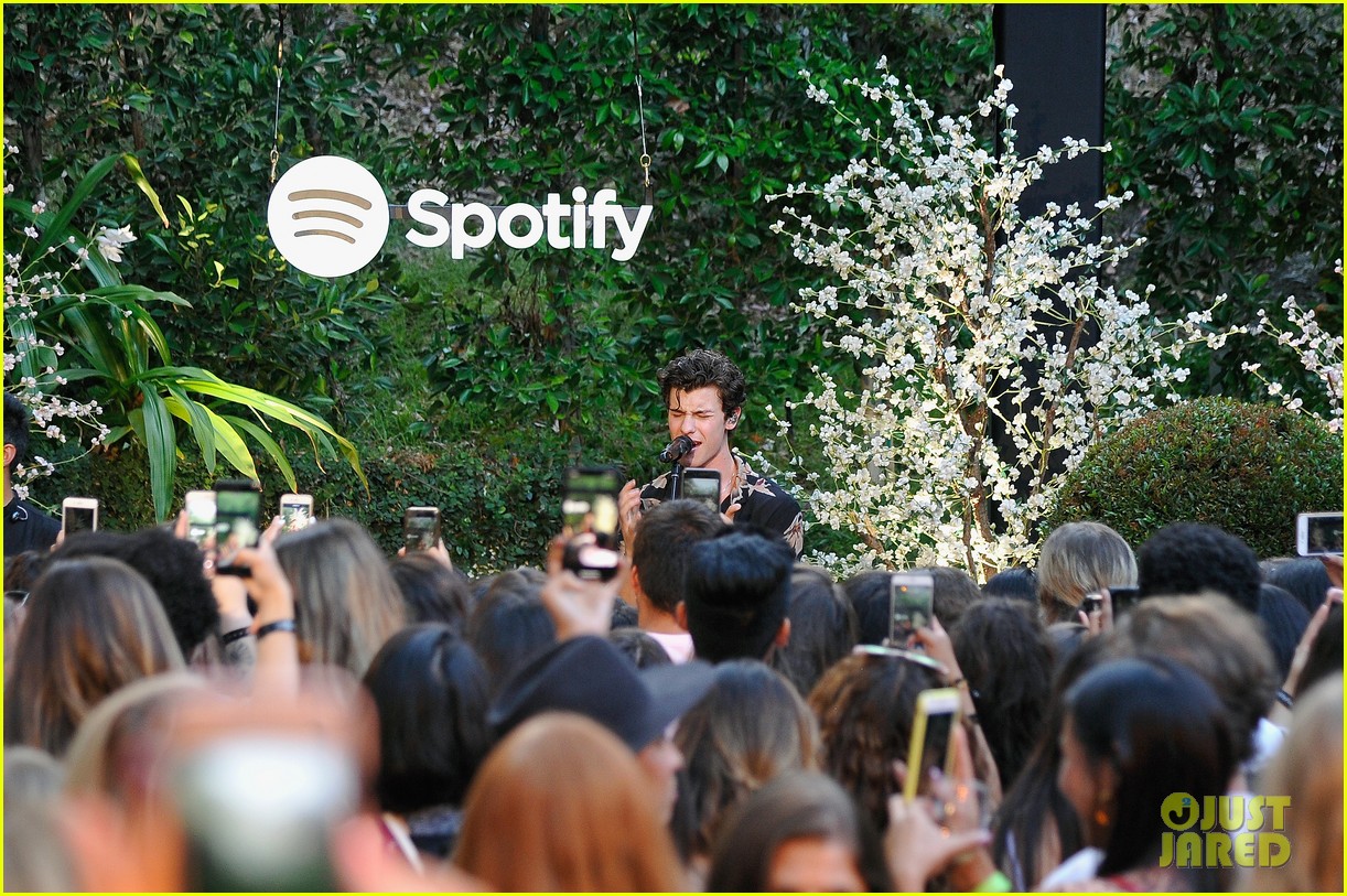 shawn mendes performs for his biggest fans at spotify event in beverly hills 054117305