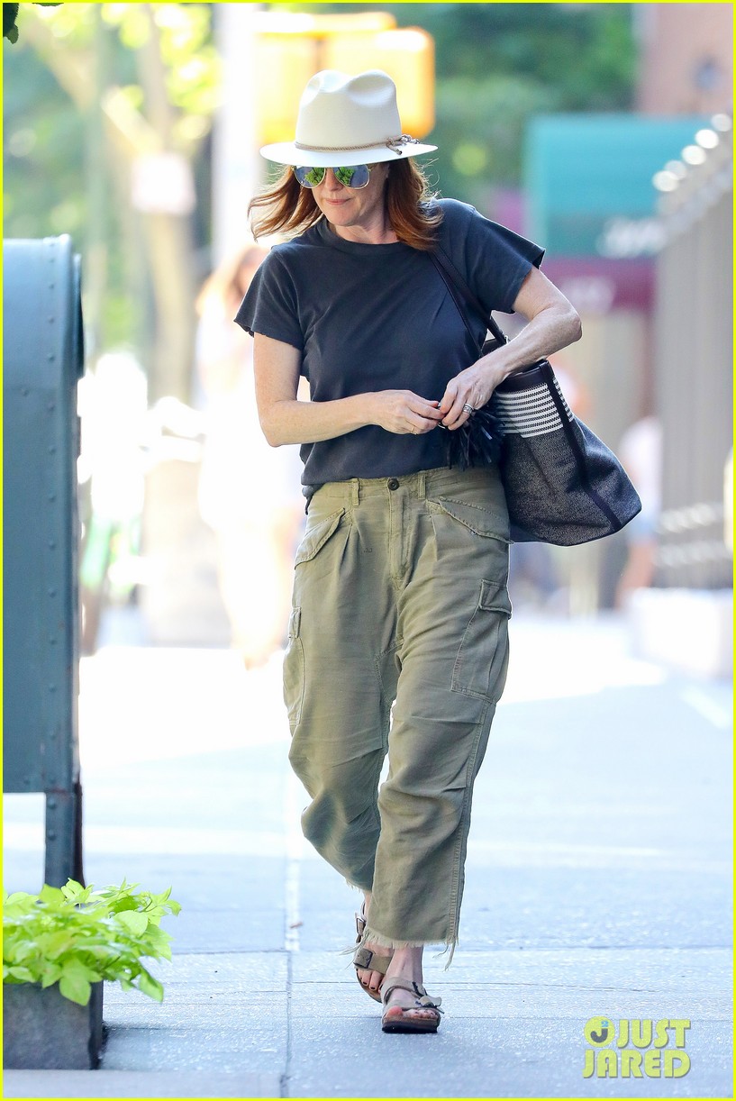 julianne moore is all smiles while running errands in nyc 034113167