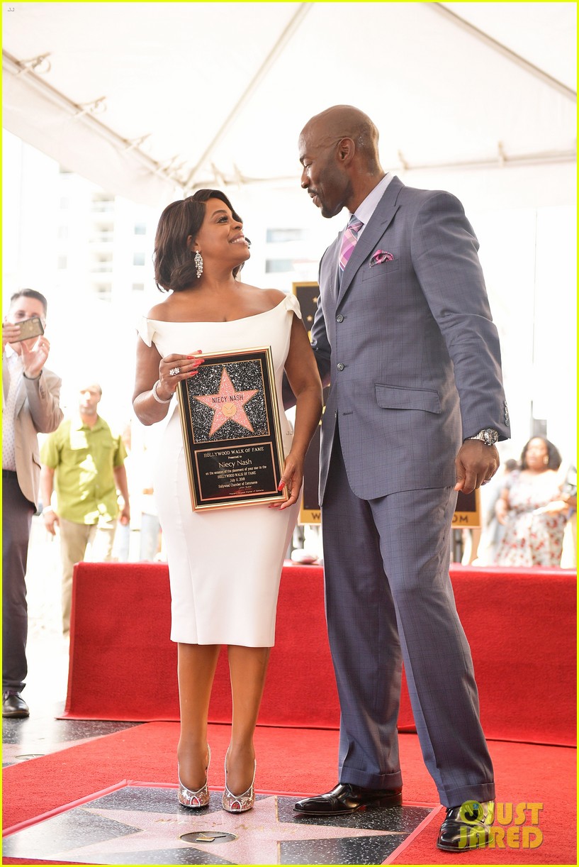 niecy nash is honored with star on hollywood walk of fame 124113095