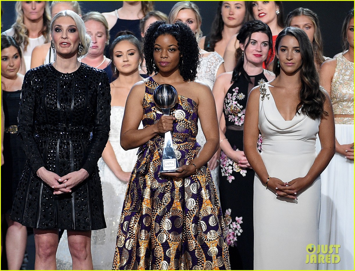 aly raisman and 140 survivors of larry nassars abuse receive courage award at espys 2018 134116524