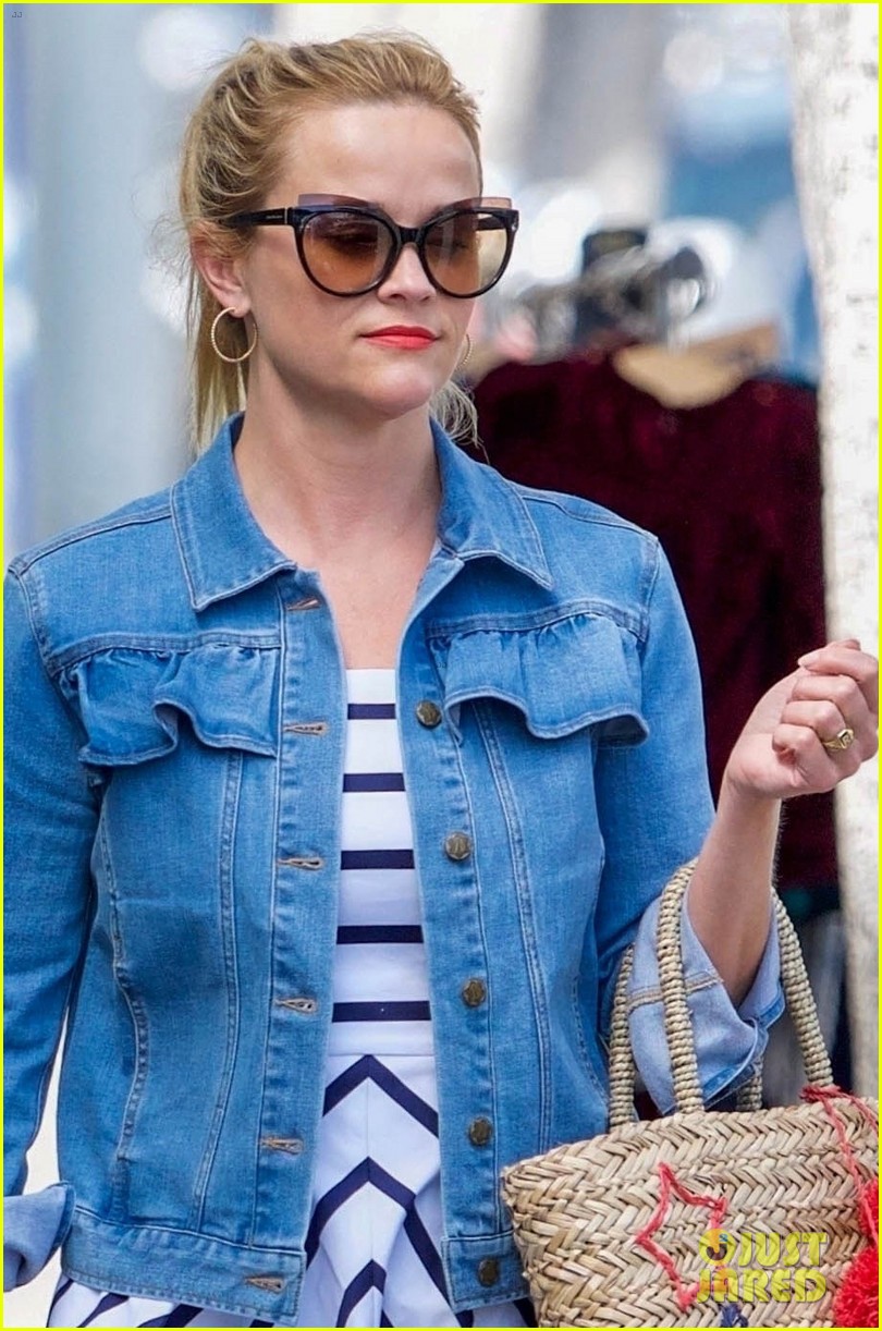 reese witherspoon steps out on coffee run in la 044110633