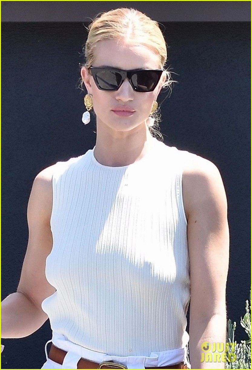 rosie huntington whiteley starts off her day with morning meeting 01