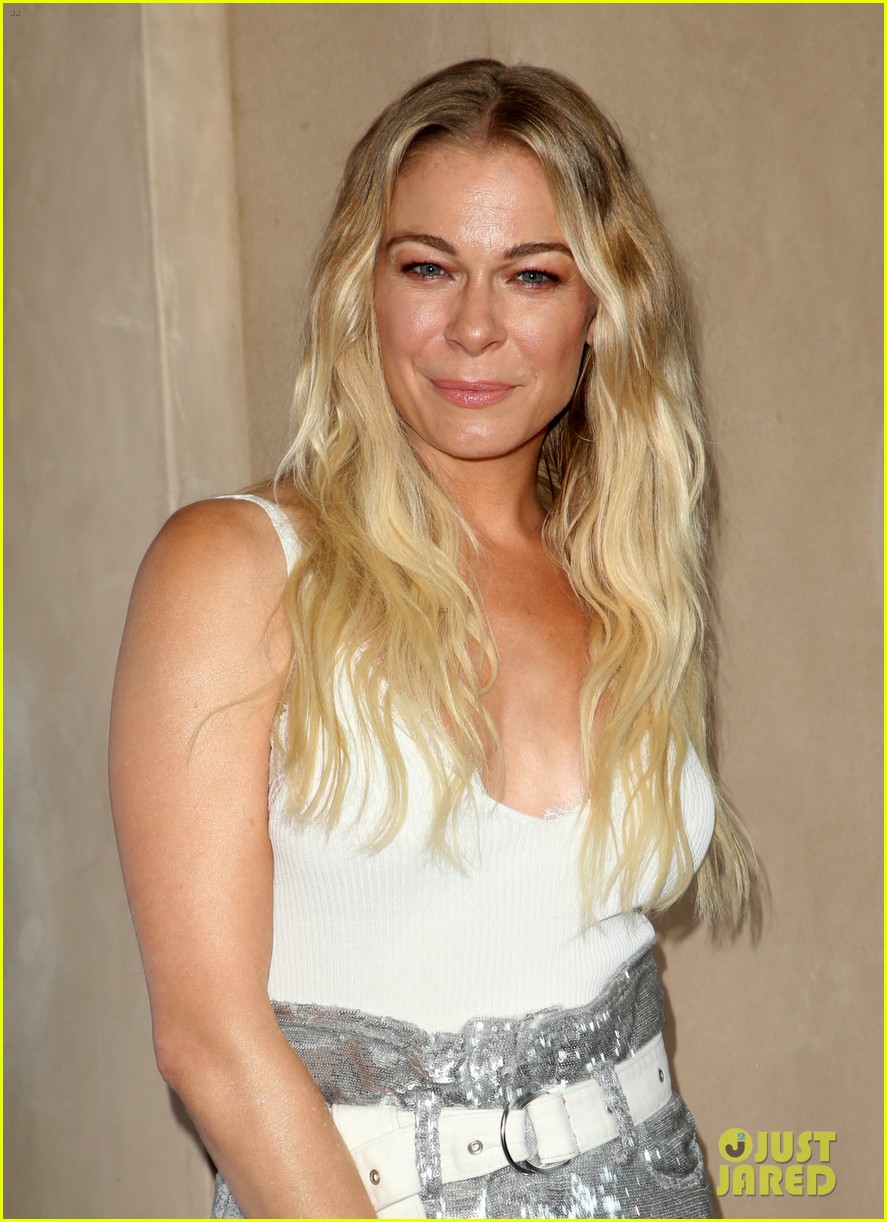 leann rimes set to star in hallmark christmas special embark on 2018 holiday tour 044121841