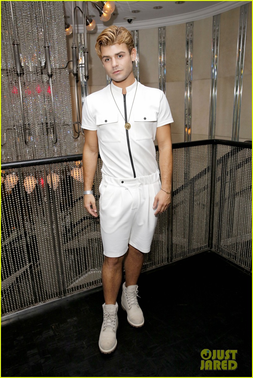 Alexander Skarsgard Joins Brother Bill \u0026 Ezra Miller at Flaunt x  Ermenegildo Zegna Party!: Photo 4119681 | Alexander Skarsgard, Alexis  Knapp, Amanda Steele, Avan Jogia, Bill Skarsgard, Claudia Kim, Ezra Miller,  Garrett, image size:817x1222