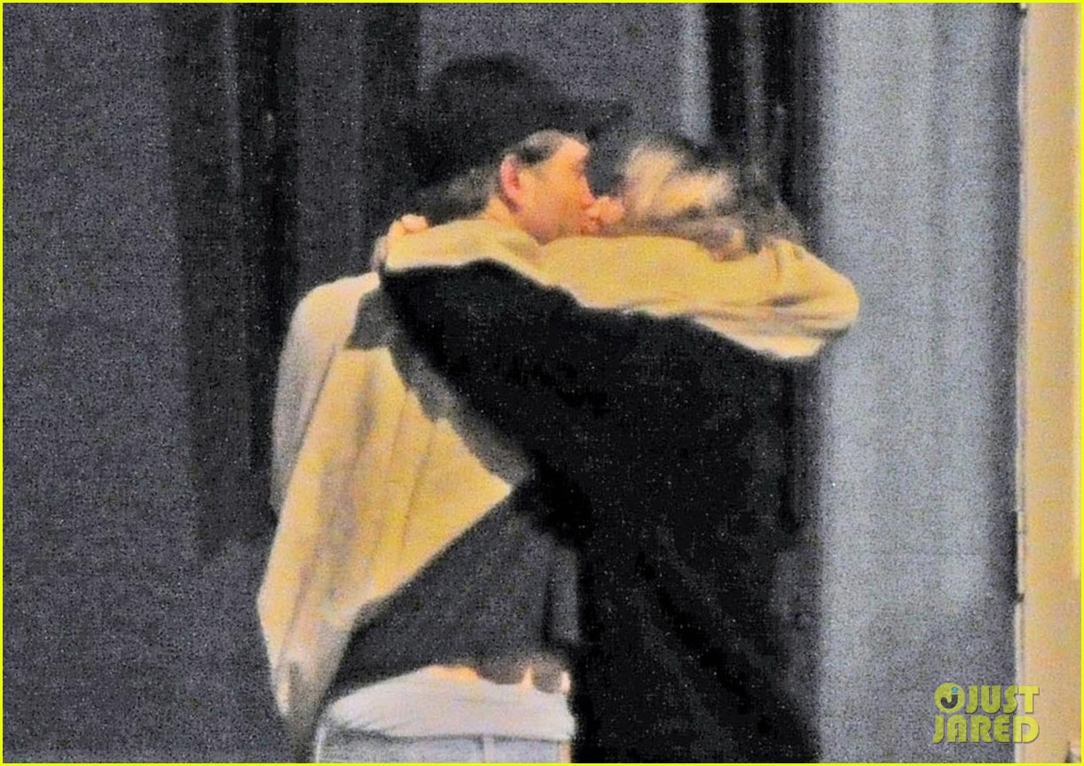 Robert Pattinson & Suki Waterhouse Kiss, Pack on PDA on London Date(00)