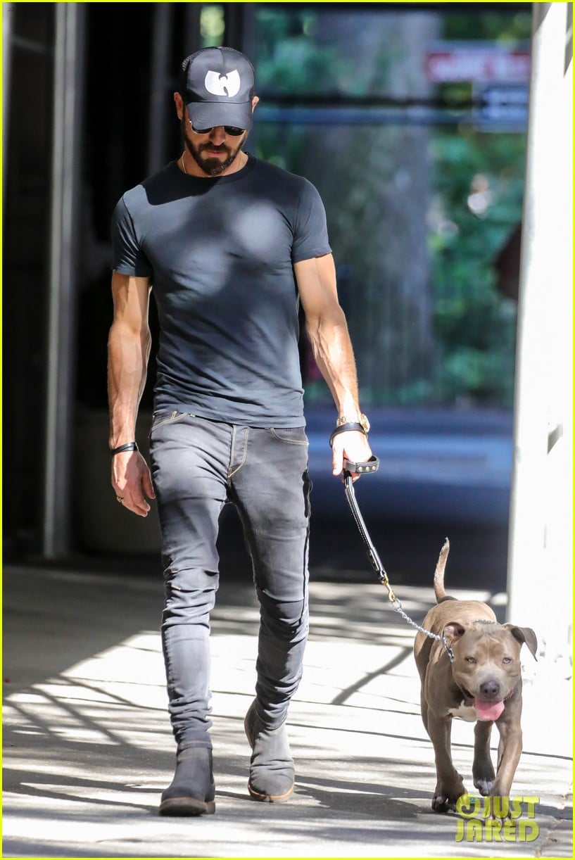 justin theroux puts his toned torso on display in tight t shirt 03