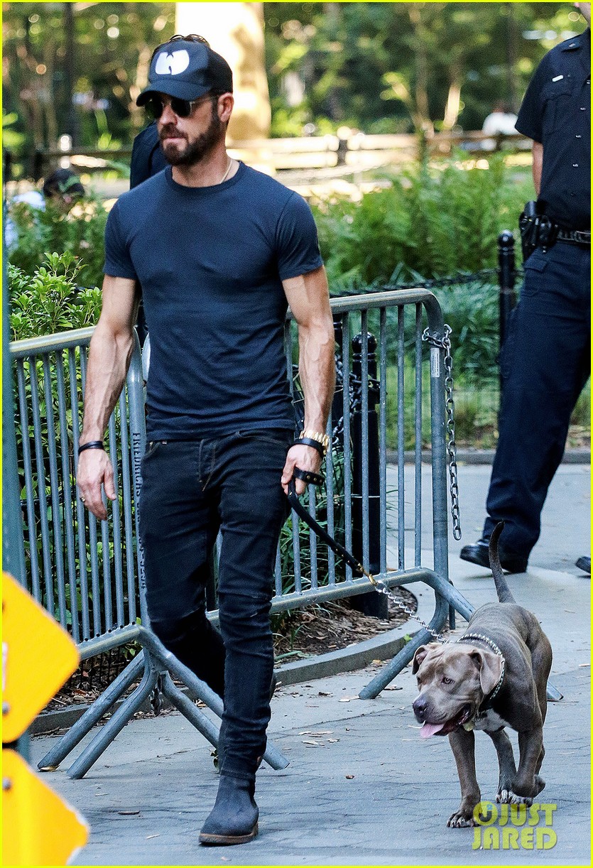 justin theroux puts his toned torso on display in tight t shirt 05