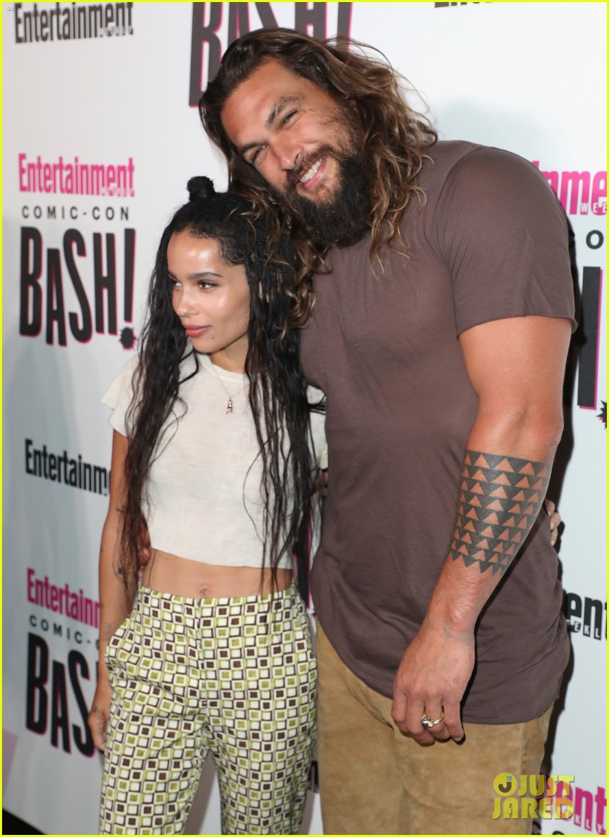 zoe kravitz hangs out with step dad jason momoa at ew comic con bash 074118488