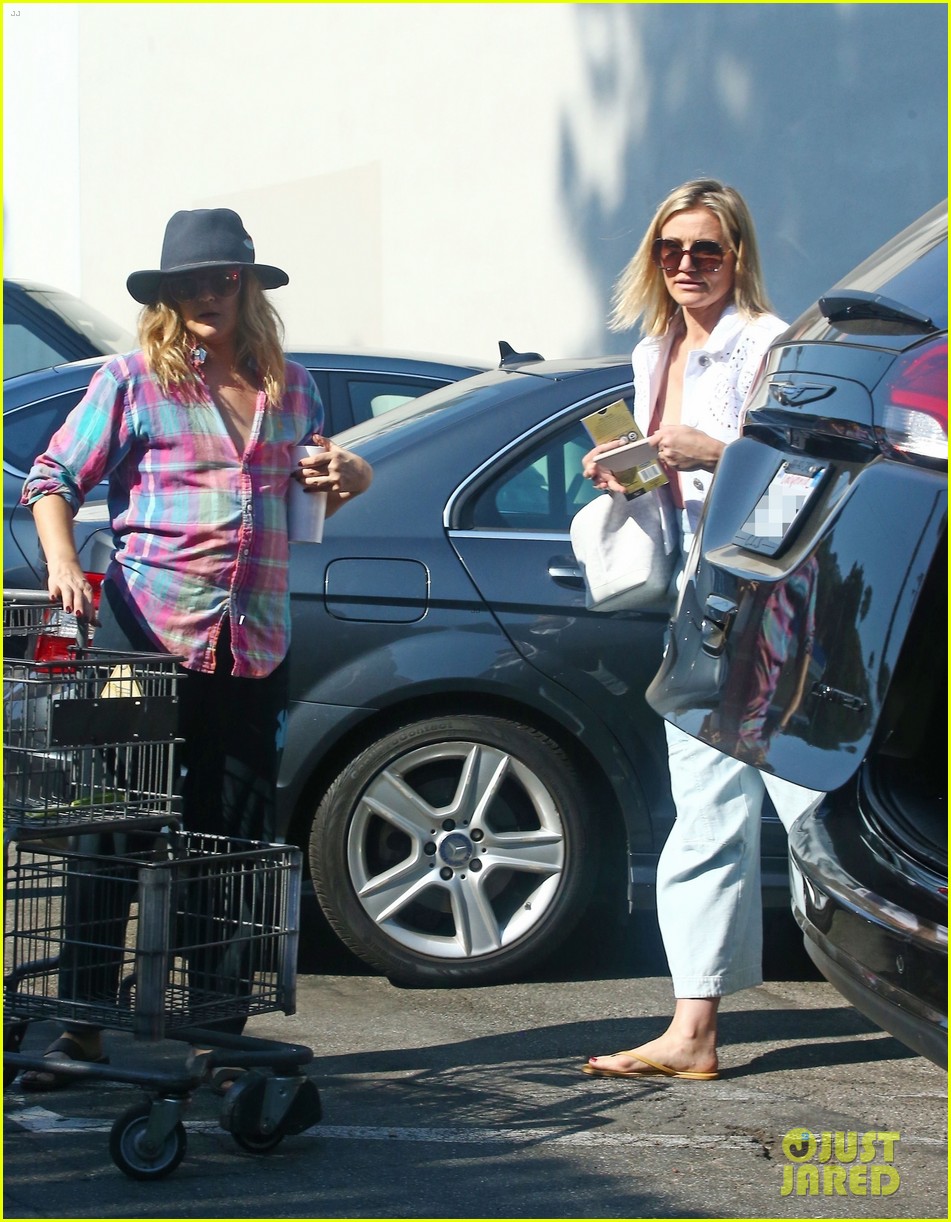 drew barrymore and cameron diaz go grocery shopping at bristol farms 05