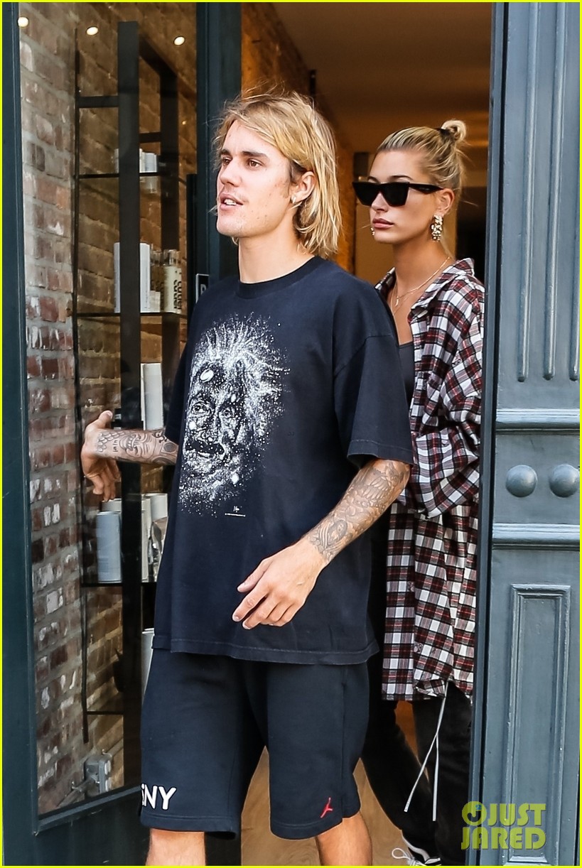 Justin Bieber Gets a Haircut with Hailey Baldwin By His Side! Photo