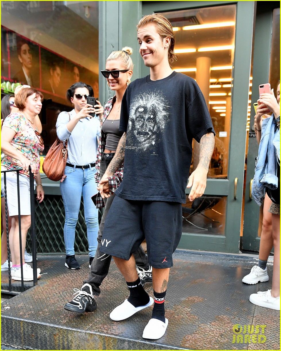 Justin Bieber Gets a Haircut with Hailey Baldwin By His Side! Photo