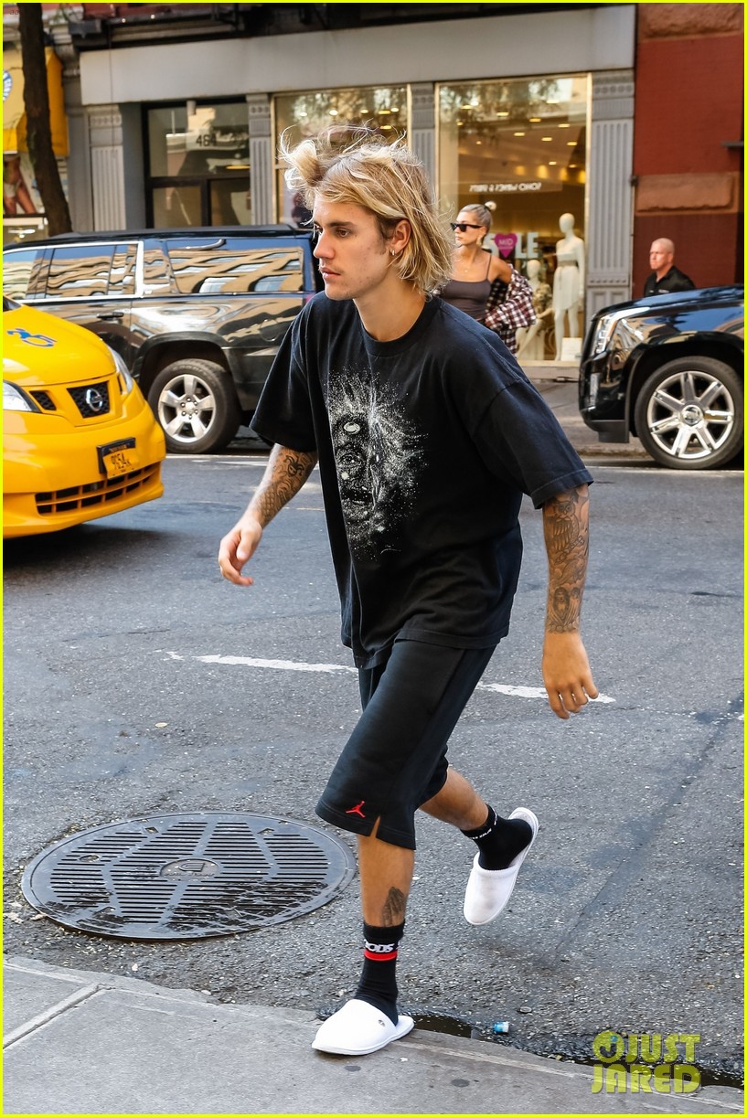 Justin Bieber Gets a Haircut with Hailey Baldwin By His Side! Photo