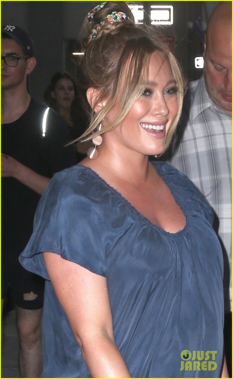 hilary duff celebrates younger season finale in nyc 044135544