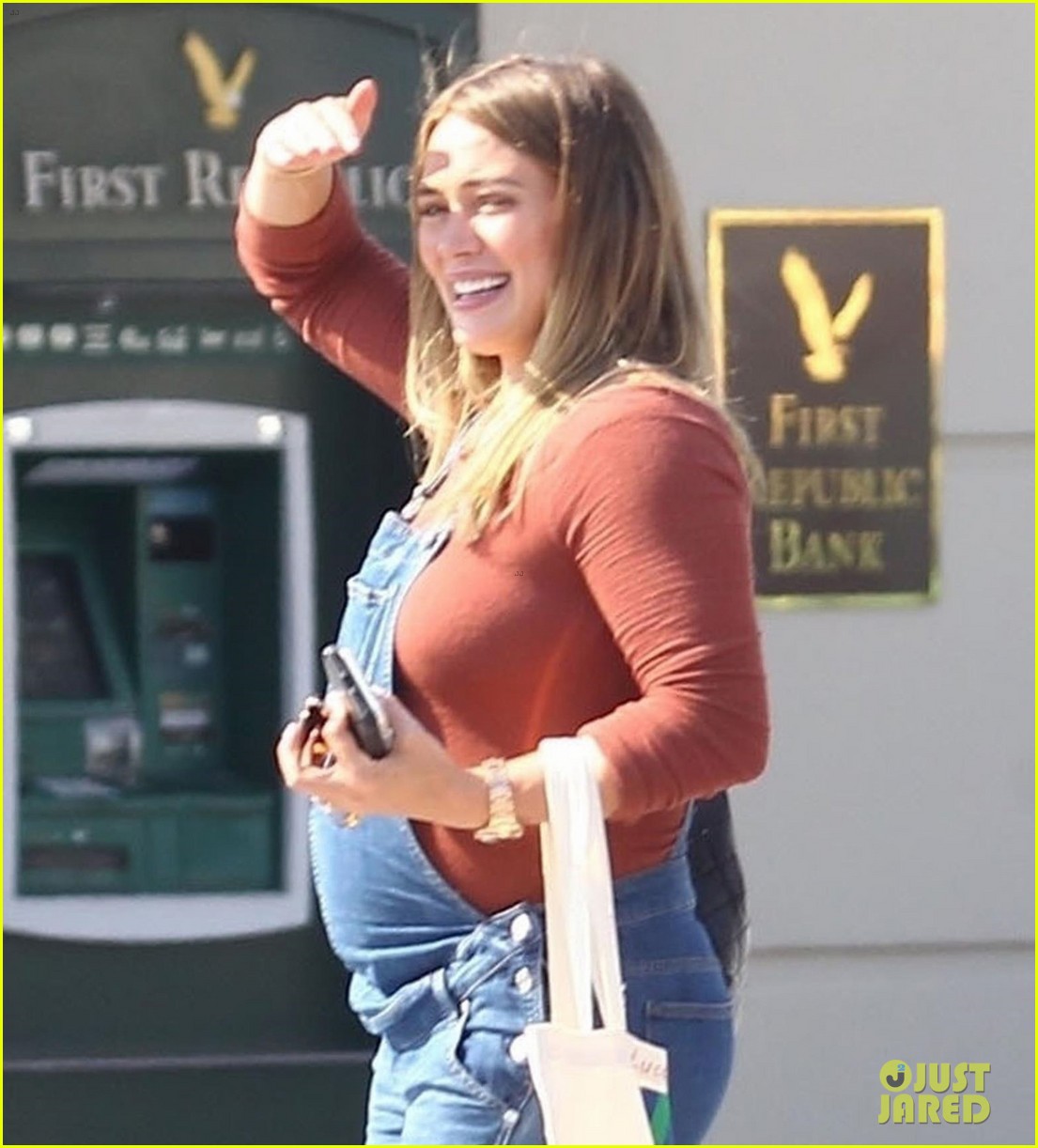 Pregnant Hilary Duff Dresses Her Baby Bump in Overalls Photo 4123882(02)