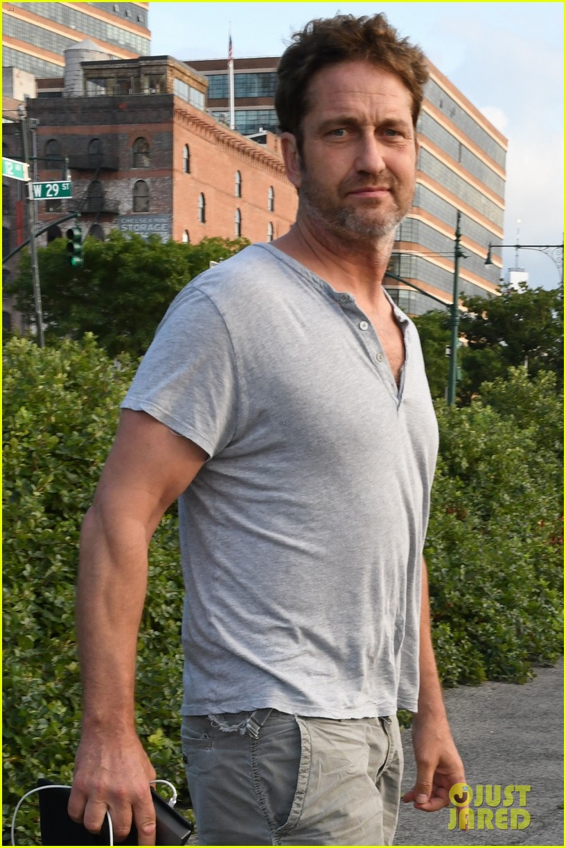 gerard butler takes a walk in nyc 014128841
