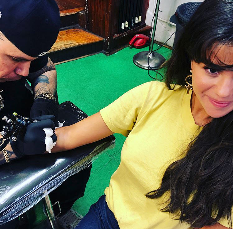 selena gomez gets matching tattoos with her four best friends 024130730