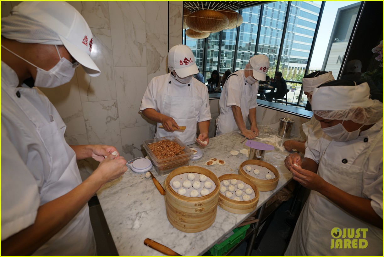 henry golding makes dumplings with just jared 174129238