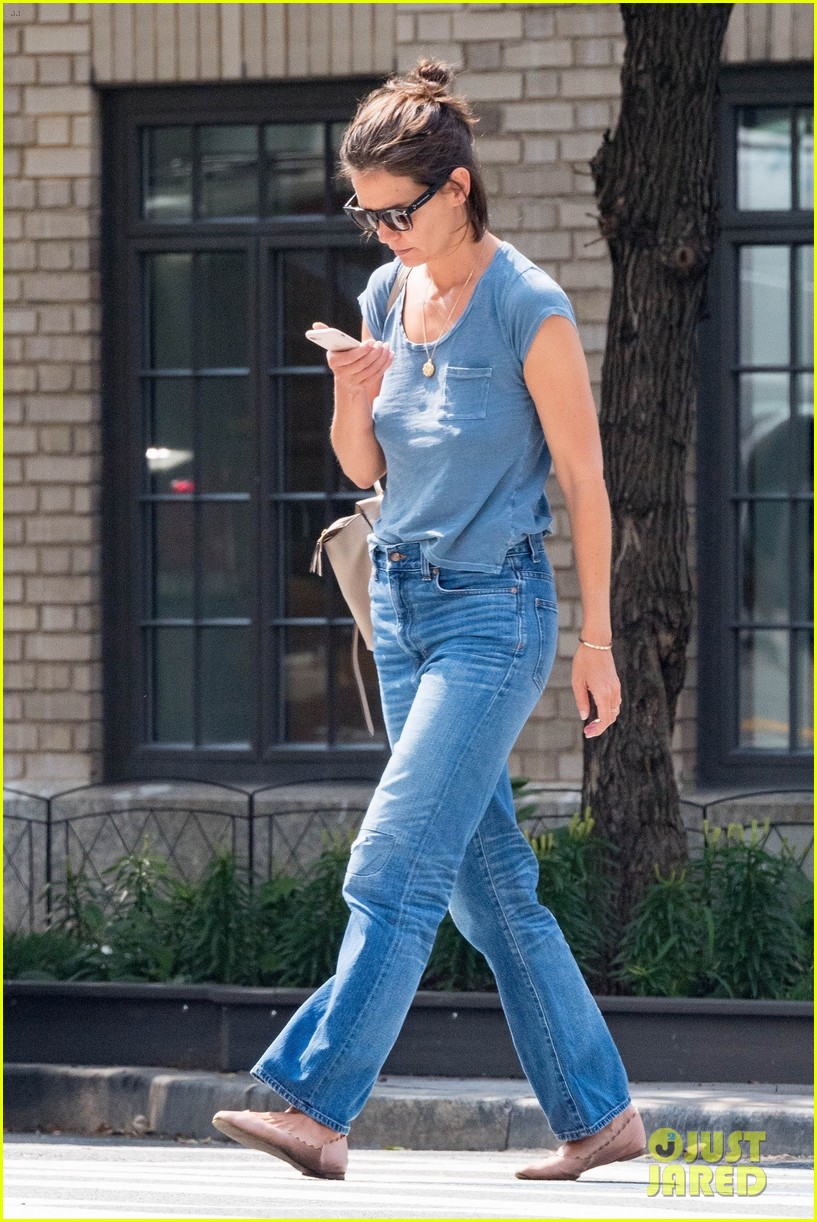 Katie Holmes Keeps It Casual While Picking Up Food ToGo Photo 4135186