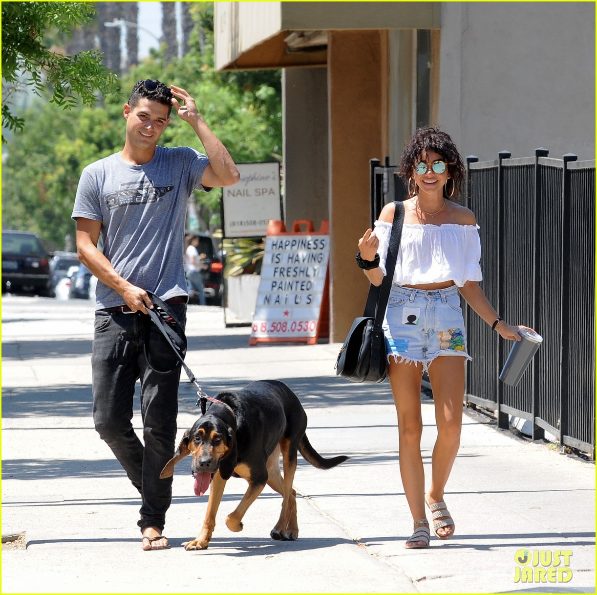 sarah hyland wells adams move in together 03