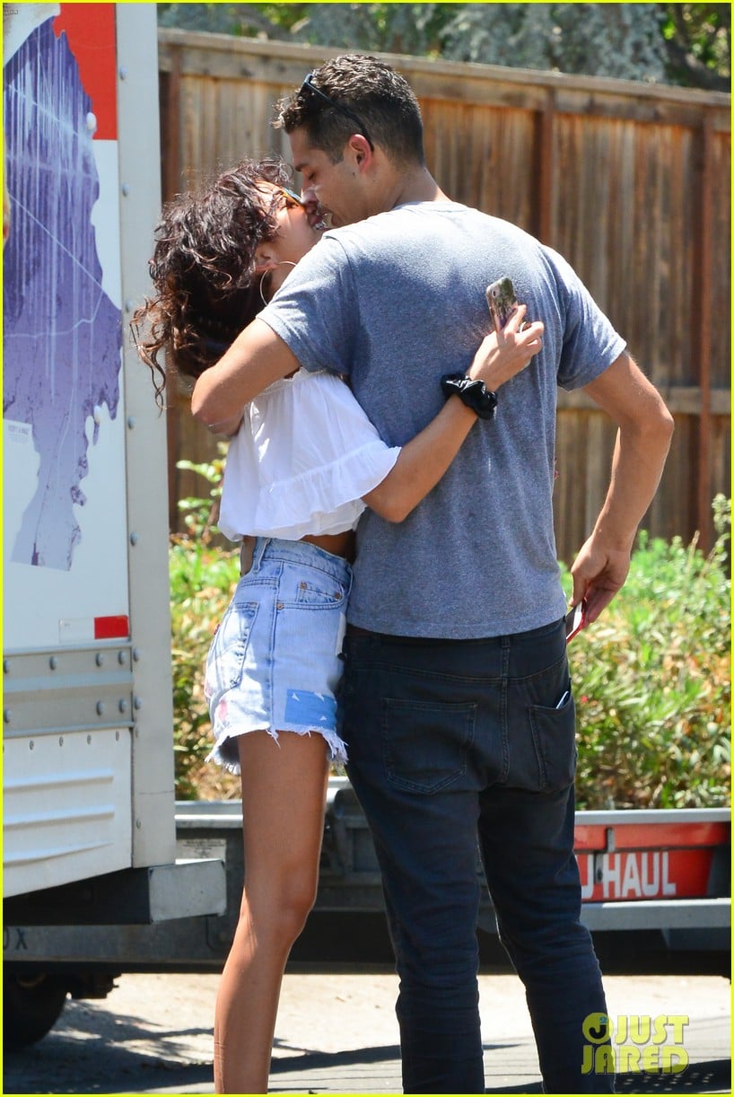 sarah hyland wells adams move in together 044124433