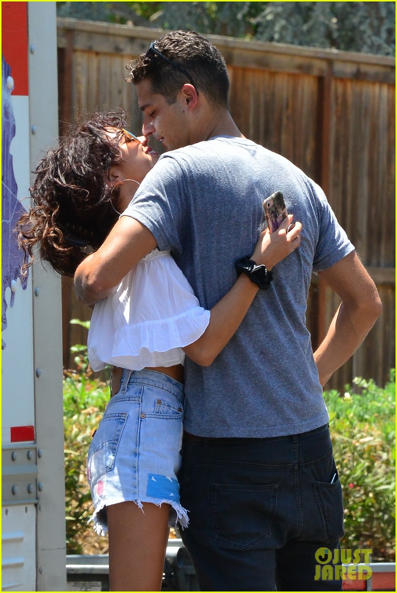 Sarah Hyland & Wells Adams Move In Together! Photo 4124436 Sarah