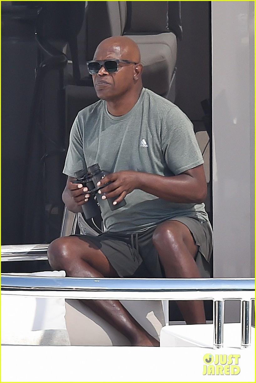 magic johnson and samuel l jackson relax on a yacht in italy 02