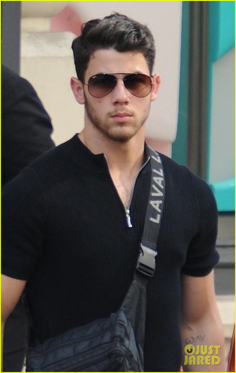 nick jonas lands in india with his parents 014129940